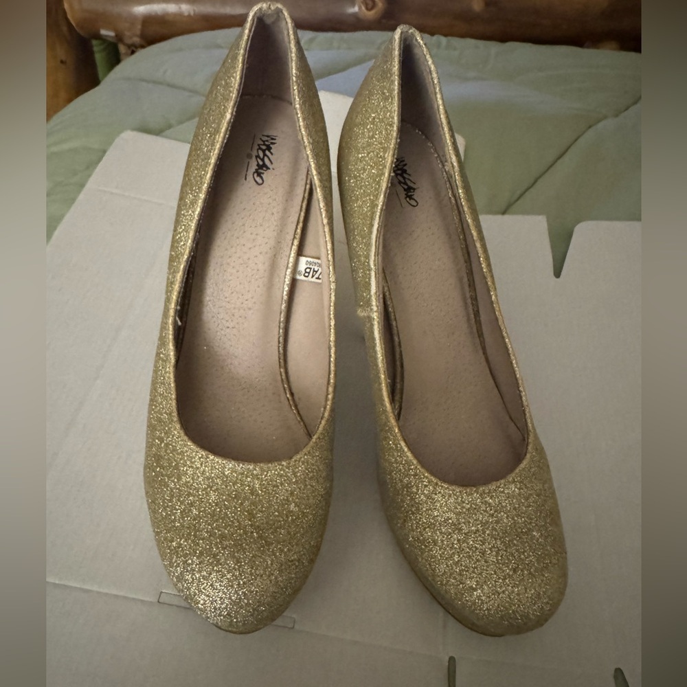 Gold glitter heels/ great for holidays